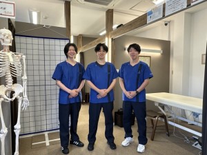 店舗内装　三人